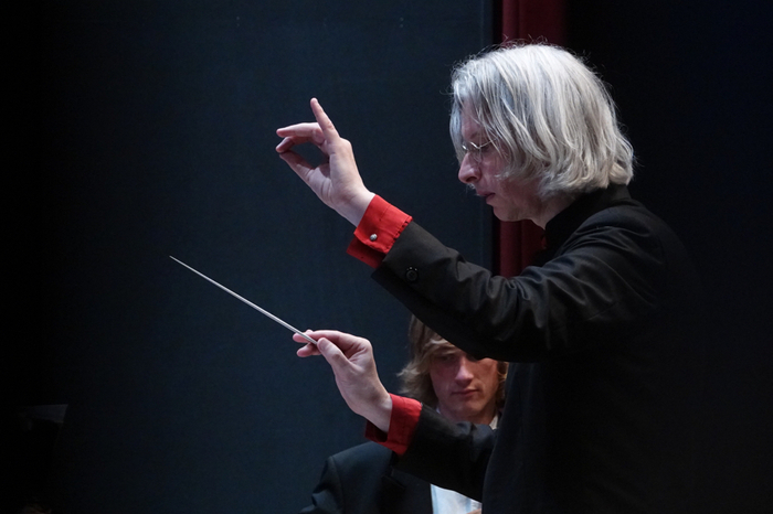 Als temeramentvoller, einfühlsamer Dirigent beeindruckte   der Gründer der Kammersymphonie Berlin Jürgen Bruns.