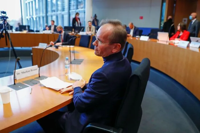 Braun hat nach eigenen Angaben keine Pflichtverletzungen von Politik und Aufsichtsbehörden bemerkt. Er habe zu "keiner Zeit Feststellungen getroffen oder Hinweise darauf erhalten, dass sich Behörden, Aufsichtsstellen oder Politiker nicht korrekt, pflichtwidrig oder in irgendeiner Form unlauter verhalten hätten", sagte der Österreicher im Untersuchungsausschuss des Bundestags.