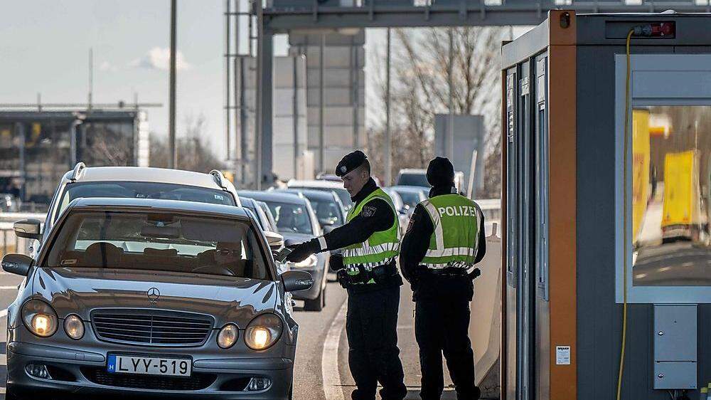 Alltag am Grenzübergang Nickelsdorf: Nehammer verabschiedet 19 Polizisten, die an der Grenze zu Serbien stationiert werden