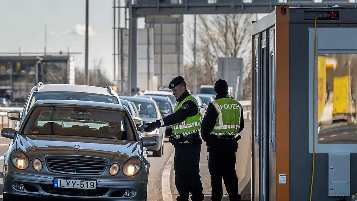 Alltag am Grenzübergang Nickelsdorf: Nehammer verabschiedet 19 Polizisten, die an der Grenze zu Serbien stationiert werden