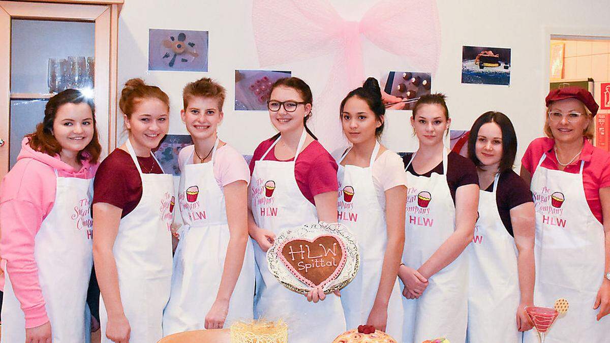 Viktoria Lindner, Carmen Gfrerer, Theresa Moser, Marlen Modl, Bianca Semmelrock, Janina Gugganig, Simone Egger und Ilse Klammer 