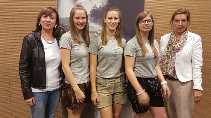 Bildungslandesrätin Beate Palfrader, Doris Idl, Hannah Inmann, Sandra Holzer und Direktorin Susanna Tasch