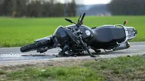 Motorrad liegt auf Straße