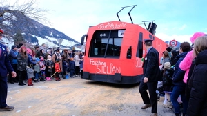 Ein als Zug gestalteter Umzugswagen im Fasching rollt durch Sillian