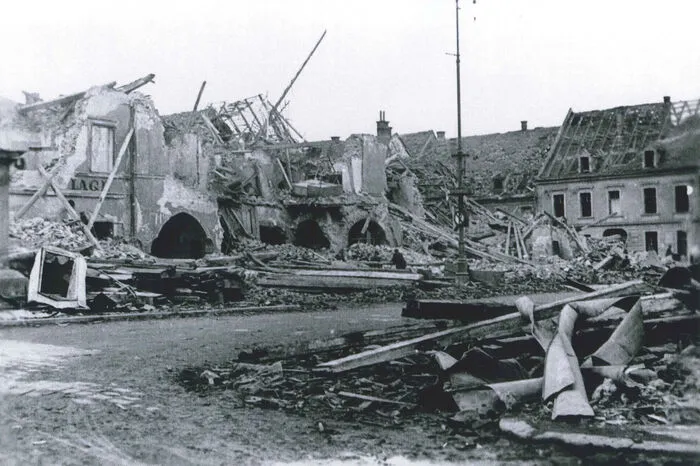 ... und der Hauptplatz nach der Bombardierung.