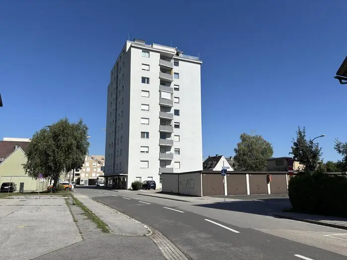 Im südlichen Teil des Wohnblocks grenzt die ehemalige Billa-Filiale an, die gerade zu einer Kindertagesstätte umgebaut wird
