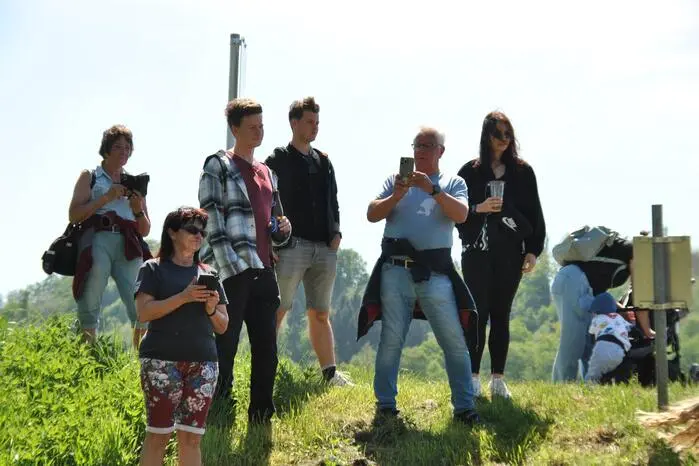 Dort zeigte sich einmal mehr die enge Verbundenheit zwischen Fußballverein und Feuerwehr – beide Vereine verbindet eine kollegiale Freundschaft und gegenseitige Unterstützung.