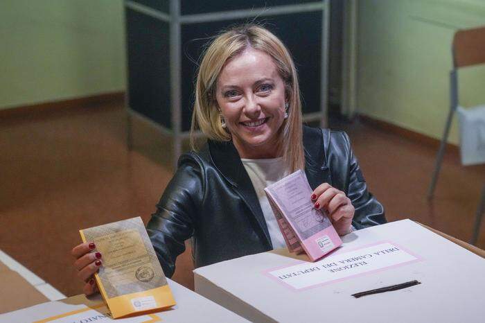 Wahlfavoritin Meloni hatte kurz vor Schließung der Wahllokale um 23 Uhr ihre Stimme in einem Wahllokal im römischen Außenbezirk Torrino abgegeben.