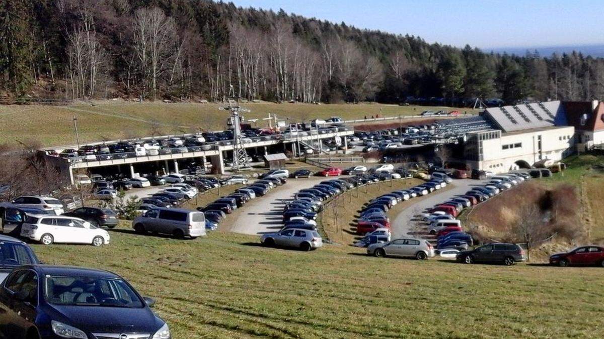 Volle Parkplätze bei der Talstation des Schöckls