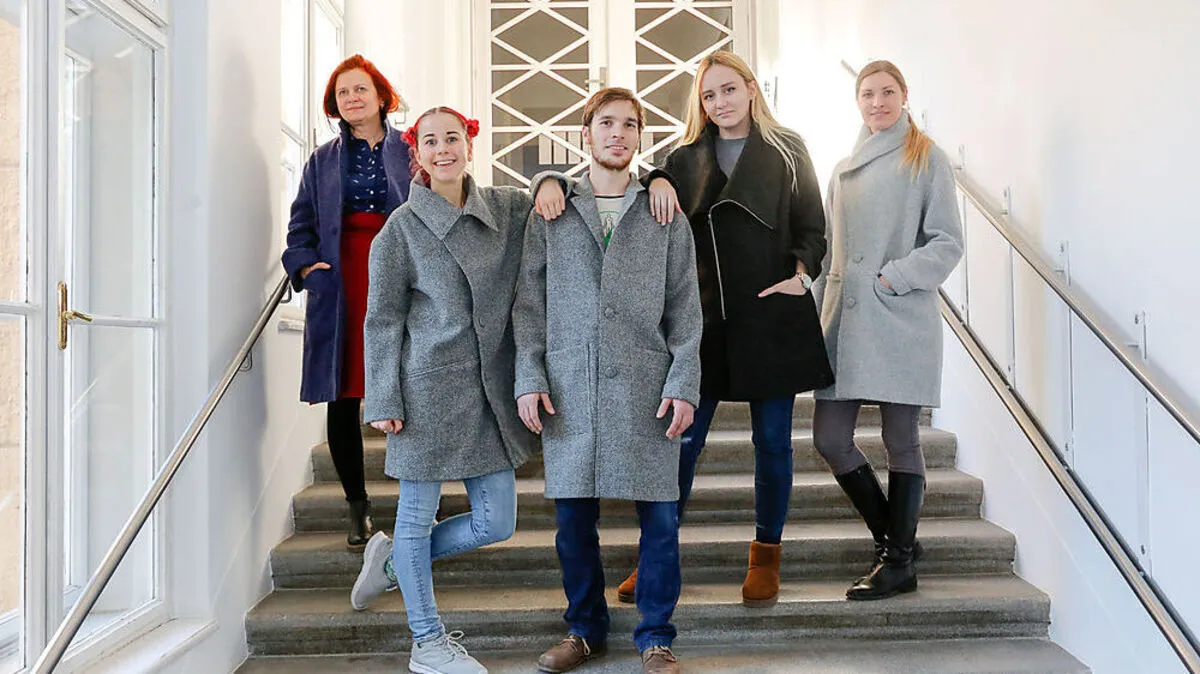 Modeschüler in ihren "Unicut"-Mänteln