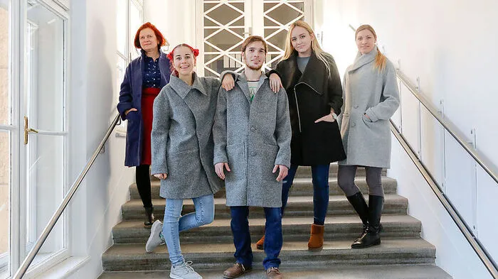 Modeschüler in ihren "Unicut"-Mänteln
