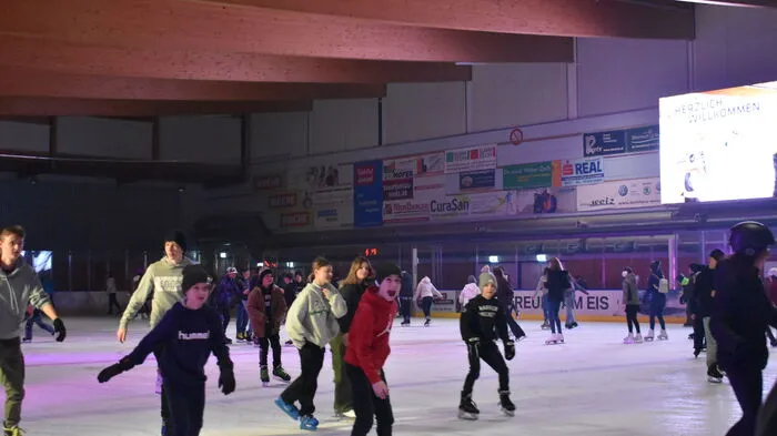 Die Junge Stadt Weiz lud am Freitabend zur "Eisdisco in die Weizer Stadthalle.