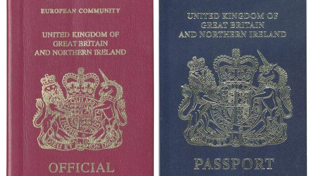Roter und blauer britischer Reisepass 