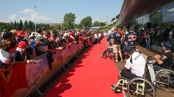 Das ist Formel 1 zum Anfassen: Am Samstag und am Sonntag steigen zwischen 8 und 10 Uhr Teamchefs und Piloten rund 100 Meter vor dem Welcome Center des Red Bull Ring aus und geben am Red Carpet Autogramme.