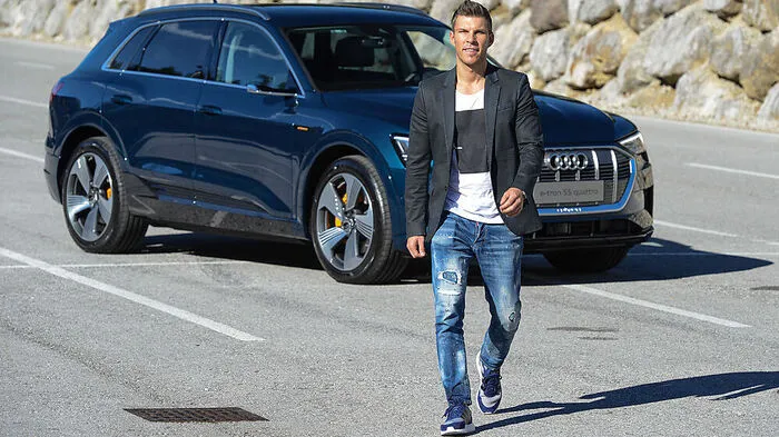 Start-up-Ikone Florian Gschwandtner mit dem Audi e-Tron