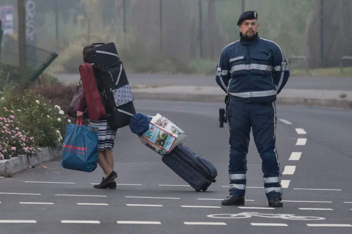Die Verzögerung zehrt an den Kräften der Helfer: Die meisten sind Ehrenamtler, die heute unentgeltlich und in ihrer Freizeit helfen. Für viele begann heute der Einsatz um vier Uhr morgens, allein die Frankfurter sind seit zwei Uhr auf den Beinen, Auswärtige zum Teil noch früher.
