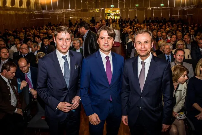 Das Vorstands-Trio vor dem bis auf den letzten Platz gefüllten Casineum Velden: Georg Messner, Gert Spanz, Peter Gauper