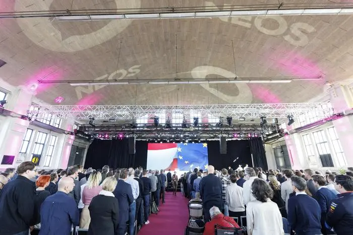 ABD0035_20250302 - WIEN - ÖSTERREICH: Blick in Richtung Bühne, aufgenommen am Sonntag 02. März 2025 anl. einer NEOS-Mitgliederversammlung mit Abstimmung über das Arbeitsprogramm der Dreierkoalition in Wien. - FOTO: APA/TOBIAS STEINMAURER