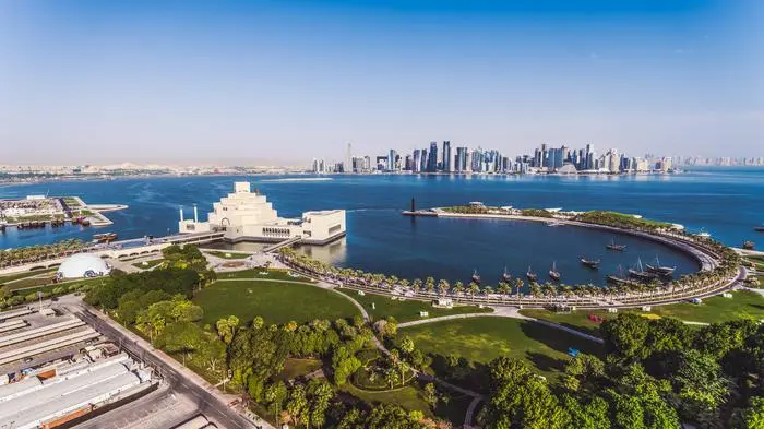 Das&nbsp;<strong>Museum für Islamische Kunst, gebaut auf einer künstlichen Insel, und die Skyline von Doha</strong>