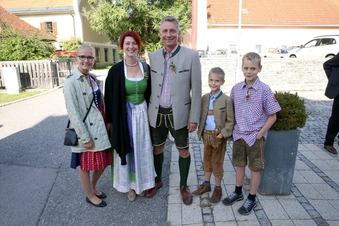 Der gelungene Auftakt erfolgte bereits am Samstag bei der Jubiläumsparty mit der Top-Gruppe „Die Stockhiatla“ im Festzelt im Koban-Garten, bei der die LJ Glödnitz für die schwungvolle Mitternachtseinlage sorgte. 