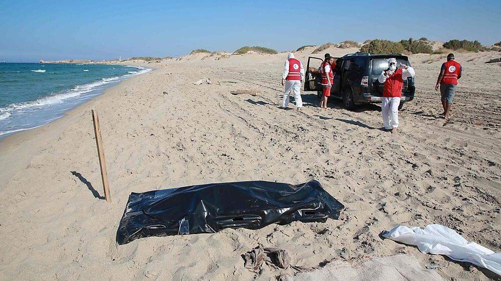Leichen werden am Strand geborgen