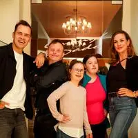 Teil der Eröffnungsshow: Joachim Lampel (2.v.l.), Lena Strohriegel (Mitte) und Ronja Breitenbrunner (2.v.r.) mit Cornelia Leban-Ibrakovic und Dado Ibrakovic