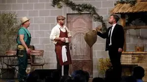 Starkes Bühnenbild und starke schauspielerische Leistungen der Theatergruppe Nestelbach