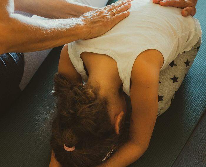 Nach dem Yoga kommt die Entspannung, in Form einer Rückenmassage