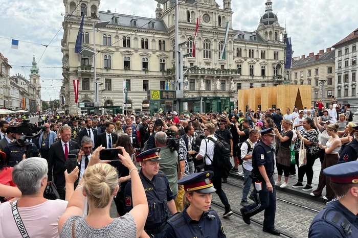 Zu Fuß spazierten Máxima und Willem-Alexander zur Alten Aula, wo das Mittagessen mit Landeshauptmann Hermann Schützenhöfer auf dem Programm steht