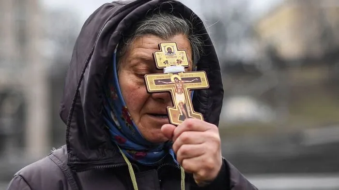 24. Februar 2022: Die ersten Soldaten überschreiten noch in der Nacht die Grenze zur Ukraine. Damit hat der russische Angriffskrieg gegen den souveränen Nachbarstaat offiziell begonnen - und für die ukrainische Bevölkerung werden die schlimmsten Befürchtungen Realität.