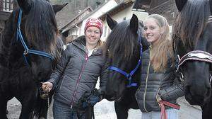 Auch die Pferdeliebhaberinnen Anja König (links) und Eva Mörtl holten sich den Segen für ihre Vierbeiner