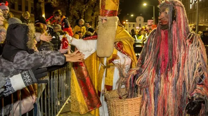 Nach zweijähriger Pause war es heuer endlich wieder soweit: Der Nikolaus und seine Krampusse zogen beim 66. Nikolomarkt durch Weiz.