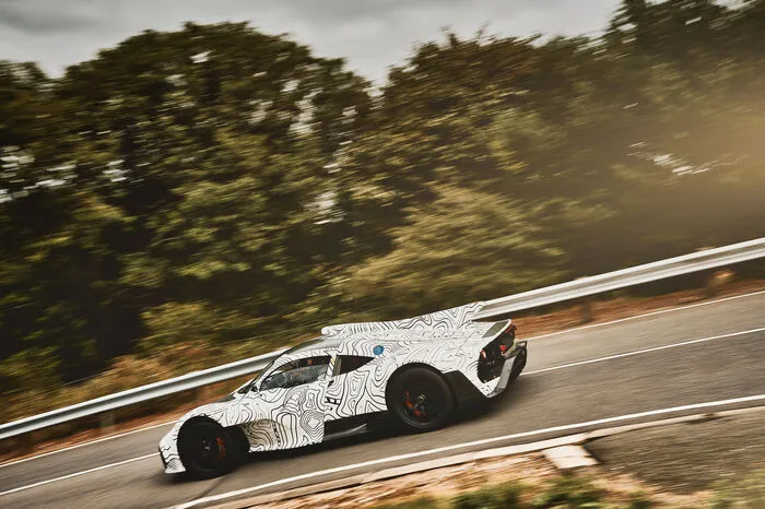 Inzwischen ist es mit der Geheimhaltung schwieriger geworden: Zwar sind die noch getarnten Prototypen des Hypercars auf abgesperrten Test- sowie Rennstrecken unterwegs. Jedoch sind sie auch durch ihren charakteristischen Formel-1-Klang nur noch schwer vor der Öffentlichkeit zu verbergen.