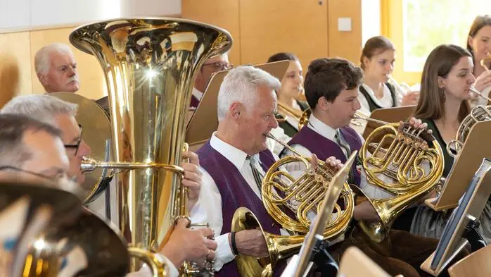 Am Sonntag fand im Gemeindezentrum Lafnitz ein festlicher Gottesdienst mit Segnung des neuen Mannschaftstransportfahrzeuges der Feuerwehr statt. Die Heilige Messe wurde von Johannes Pichlbauer zelebriert, der auch die Segnung vornahm. Die musikalische Umrahmung übernahm der Musikverein Lafnitz und sorgte für eine feierliche Atmosphäre. 