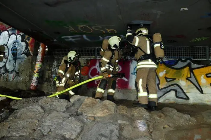 Durch die starke Verrauchung im Innenbereich der Brücke und die verschachtelte Stahlkonstruktion,wurde das Vordringen zum Brandherd noch zusätzlich erschwert.
