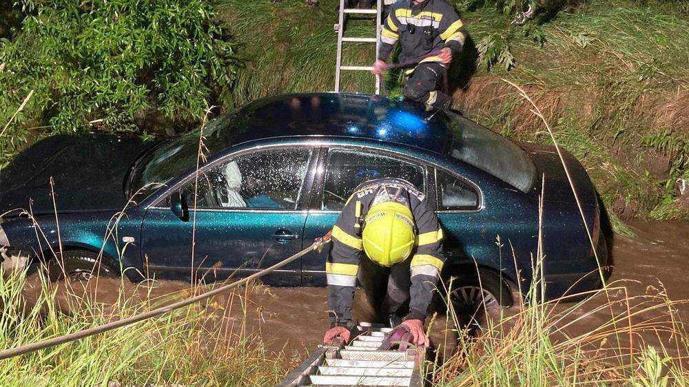 Mittels Leiterweg wurde der Lenker eines Pkw, der in den Stanzbach gestürzt war, Freitagabend von der Feuerwehr gerettet