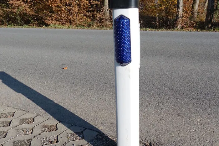 Neu an den Reflektoren ist die Farbe: Blau sehen die Rehe nach aktuellem Stand der Wissenschaft am besten. Auch weiße Reflektoren sind effektiv.