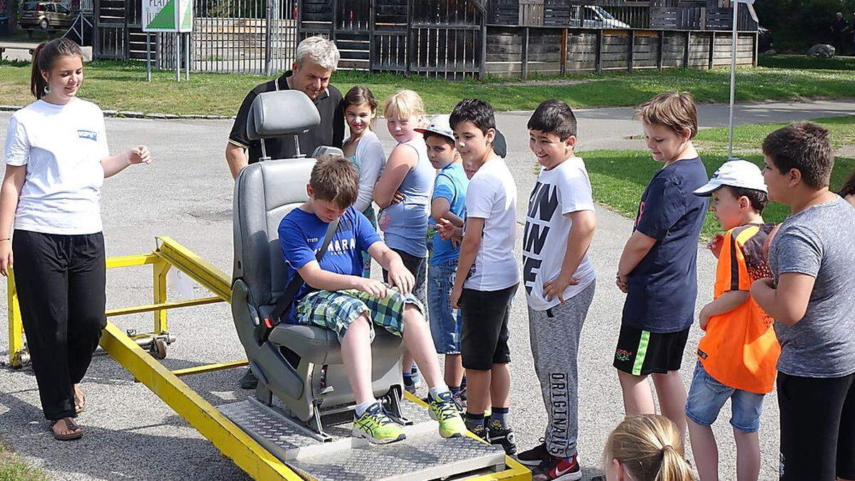 Obwohl nur mit 10 km/h unterwegs, kamen die Schüler im Simulator ordentlich ins Schleudern