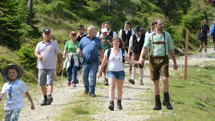 Auf der Feldpannalm in Feld am See fand am Samstag der 80. Landesalmwandertag statt. Zur gleichen Zeit wurde altes Brauchtum und Handwerk beim 27. Zaunringbraten gezeigt. Besucher konnten zuschauen, wie früher Knittel gestriffelt, Zaunstecken zubereitet, Zäune gespaltet, ein Brunnentrog gehackt und ein Brunnenrohr gebohrt wurden.