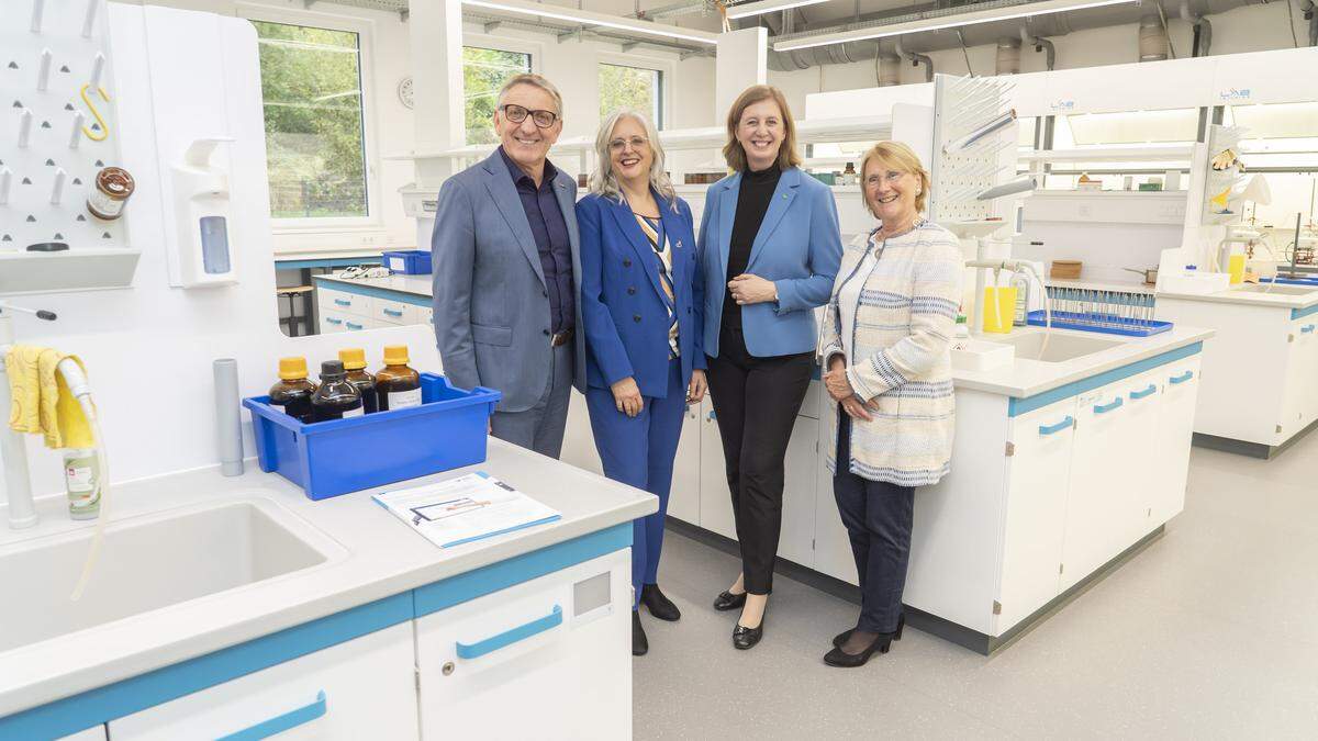 WKO Steiermark Präsident Josef Herk, Akademie-Leiterin Andrea Hickel, Wirtschaftslandesrätin Barbara Eibinger-Miedl und GL-Pharma-Inhaberin Ilse Bartenstein (v.l.)