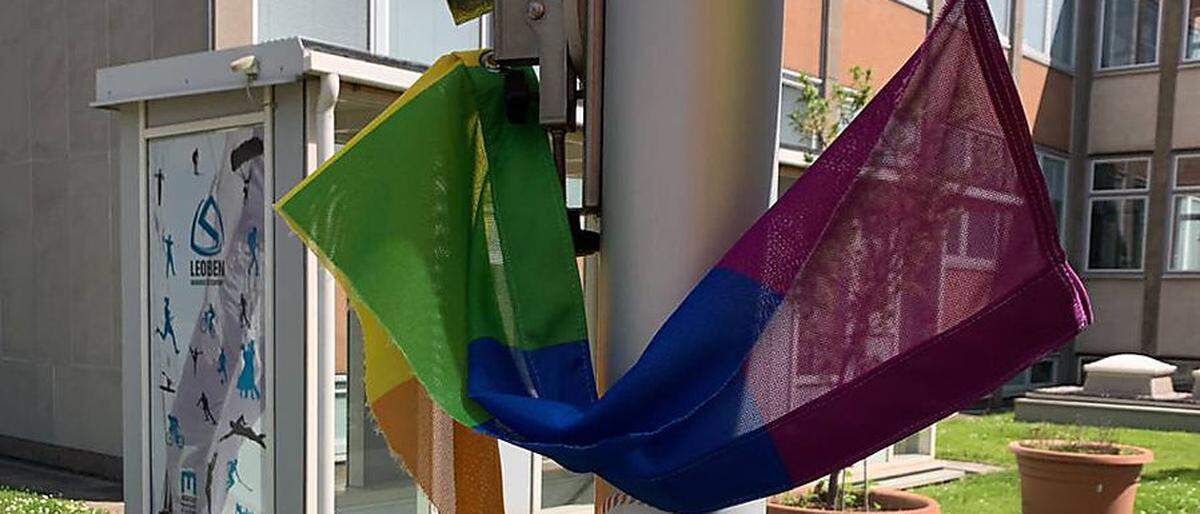 Die Regenbogenflagge als Symbol für die Vielfalt des Lebens und Toleranz wurde zerstört