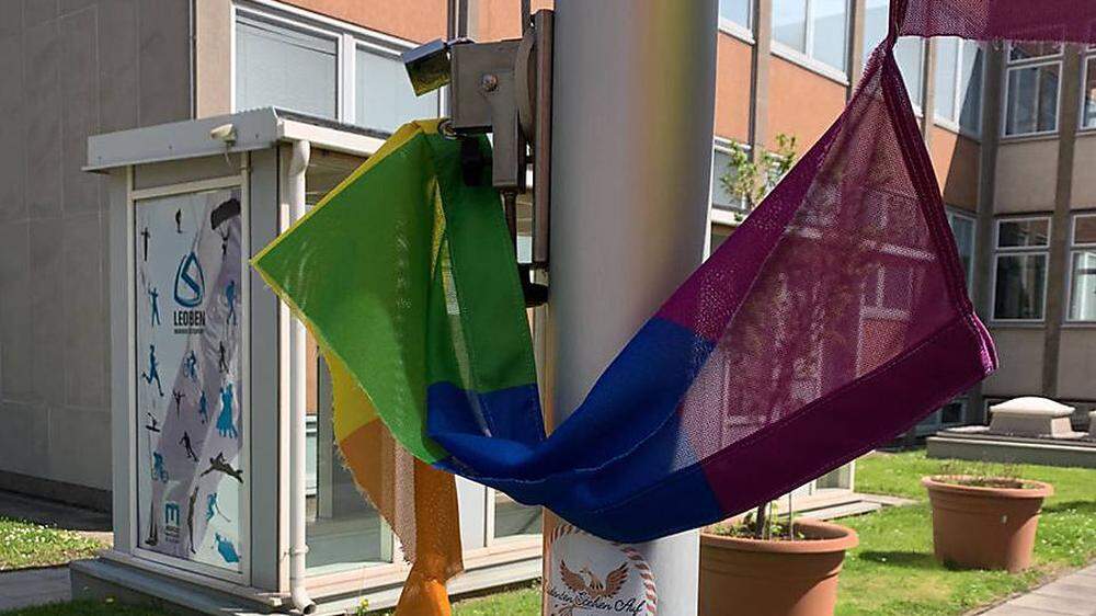 Die Regenbogenflagge als Symbol für die Vielfalt des Lebens und Toleranz wurde zerstört