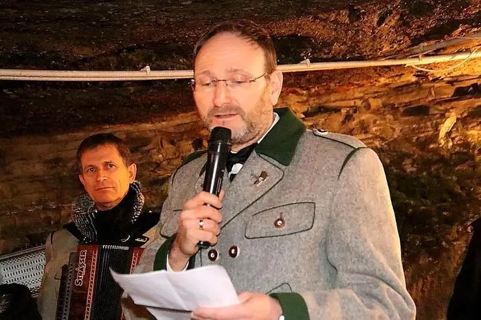 Begrüßt wurden die zahlreichen Gäste in dem ehemaligen untertägigen Sandsteinabbau von Kainachs Bürgermeister Bernd Gratzer, Pfarrer Martin Trummler gestaltete die Andacht am Barbaraaltar.