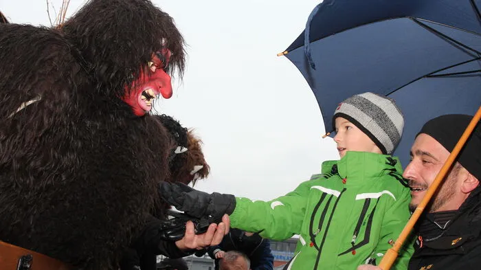 Mit dem Feuerwehrauto und unter Sirenengeheul zog der Krampus mit dem Nikolaus auf dem Feldbacher Hauptplatz ein.