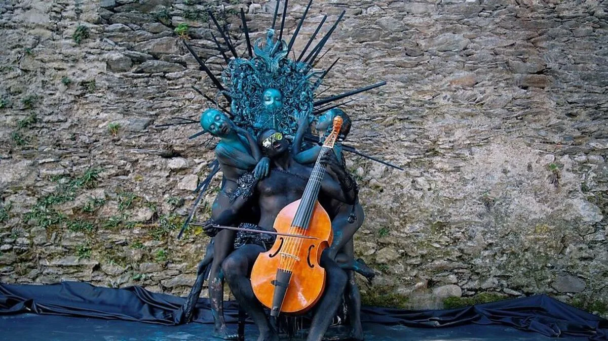 "The Golden Age Show": Bodypainterin Birgit Mörtl, u. a. beim Life Ball tätig, hat das styriarte Sujet für 2019 gestaltet und wird, wie hier,  „nackte“ Musiker „einkleiden“