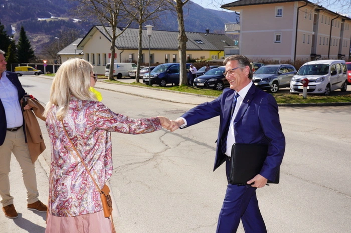 Begrüßung mit Abstand