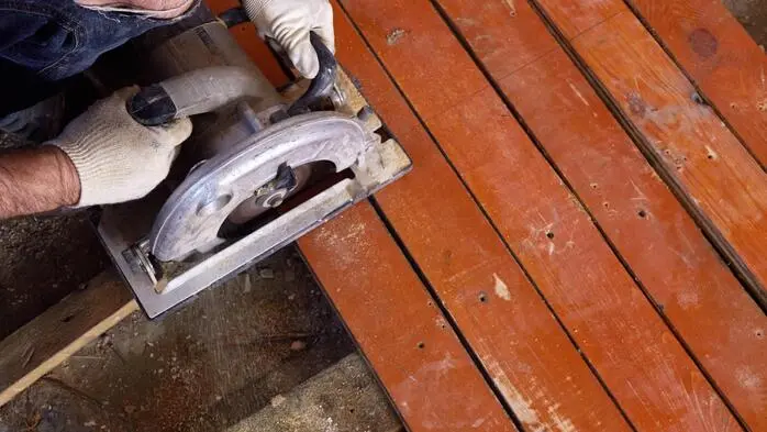 Bei Arbeiten mit einer Handkreissäge verletzte sich ein Mann in Dechantskirchen schwer – er wurde per Hubschrauber ins Unfallkrankenhaus Graz geflogen