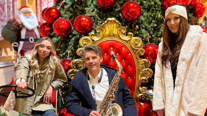 Von links nach rechts: Judith Lisa, Wolfram Dullnig von der Band „Saxolution“ und Sara De Blue bei ihrem Auftritt auf Gut Aiderbichl