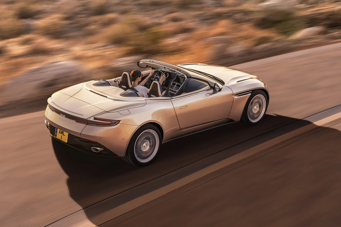 Umgesetzt wird die Kraft mit drei Antriebs- und Chassis-Modi: Die Parameter-Acht-Gang-Automatik mit Schaltwippen, die elektrische Servolenkung und das Sperrdifferential mit Drehmoment-Vektorregelung lassen sich je nach Laune des Fahrers trimmen.