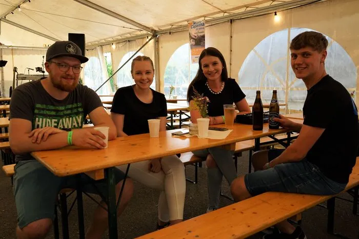 Die Besucher erwartete herrliches Wetter, Getränke und Musik.